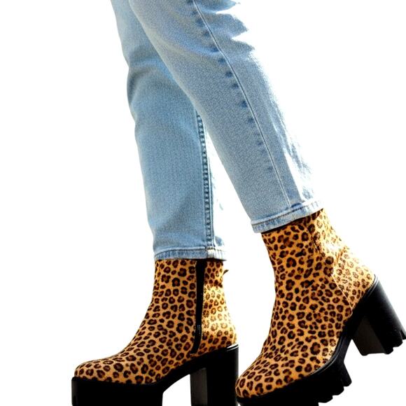 Mackin J Cheetah Print 10 Platform Chelsea Women's Boots 4 Inch Heel Shoes - Picture 1 of 8